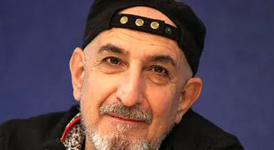 «فرهاد آئیش در سوگ همایون ارشادی؛ لحظه‌ای متفاوت در آغوش همسر»+فیلم
