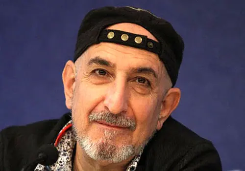 «فرهاد آئیش در سوگ همایون ارشادی؛ لحظه‌ای متفاوت در آغوش همسر»+فیلم
