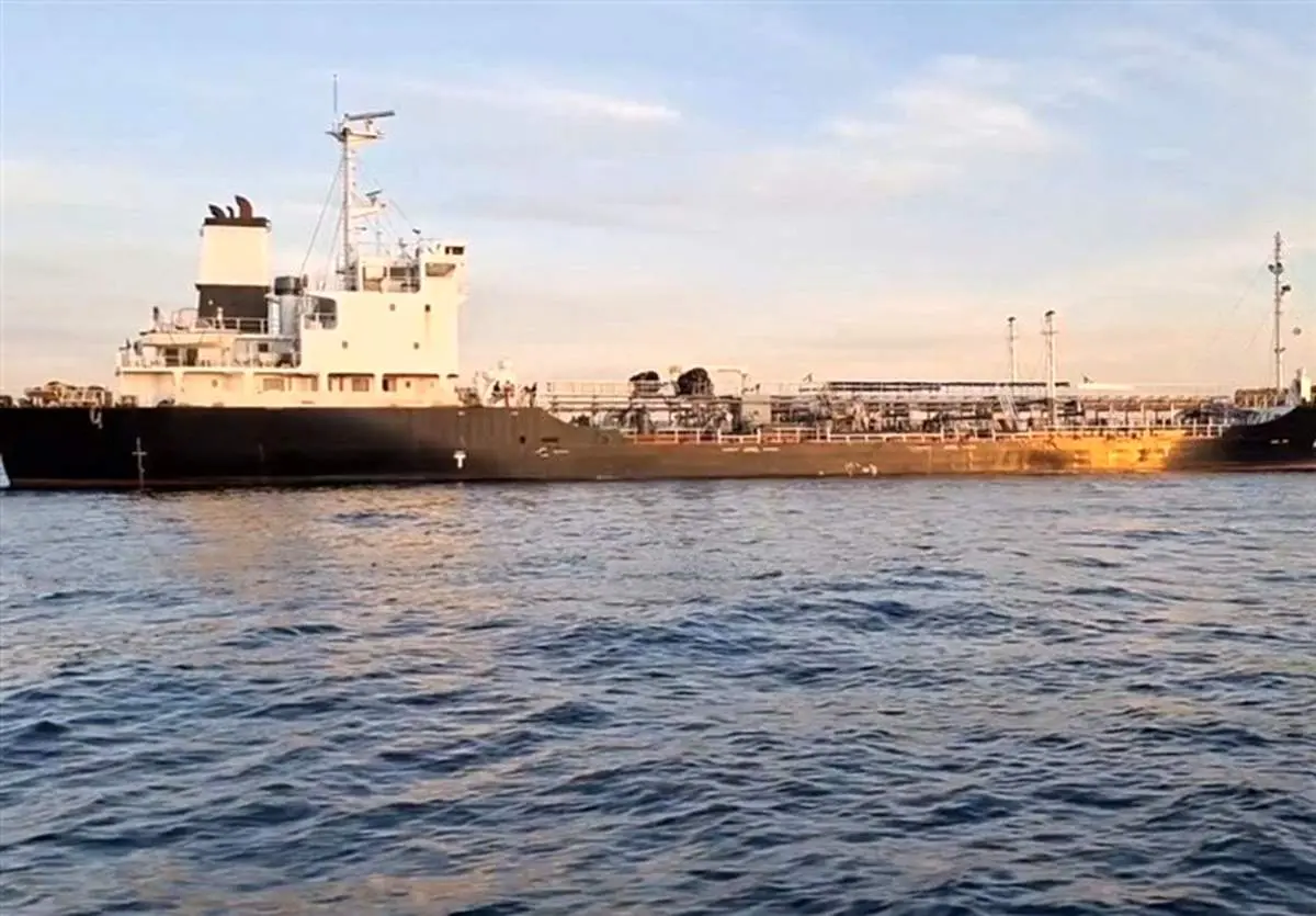 انتشار فیلم توقیف یک کشتی قاچاق سوخت توسط سپاه  +فیلم