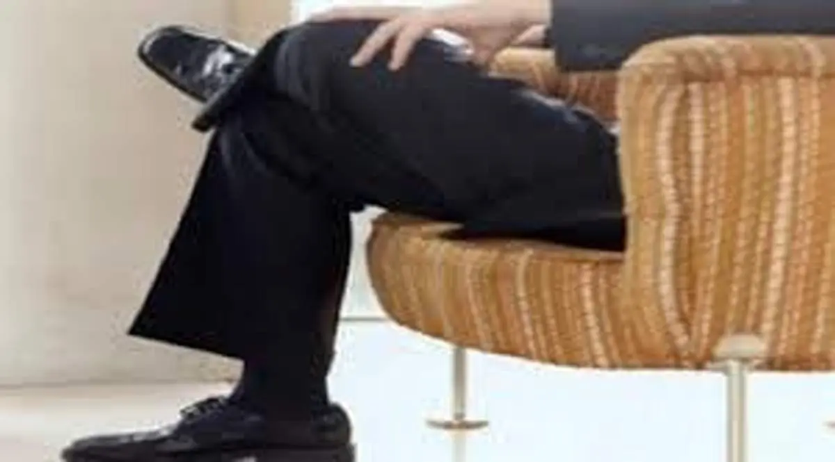 پاروی‌پا انداختن در عرف دیپلماتیک بی‌ادبی است؟+فیلم