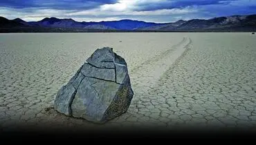 علت عجیب حرکت کردن این سنگ های مرموز فاش شد!+ فیلم