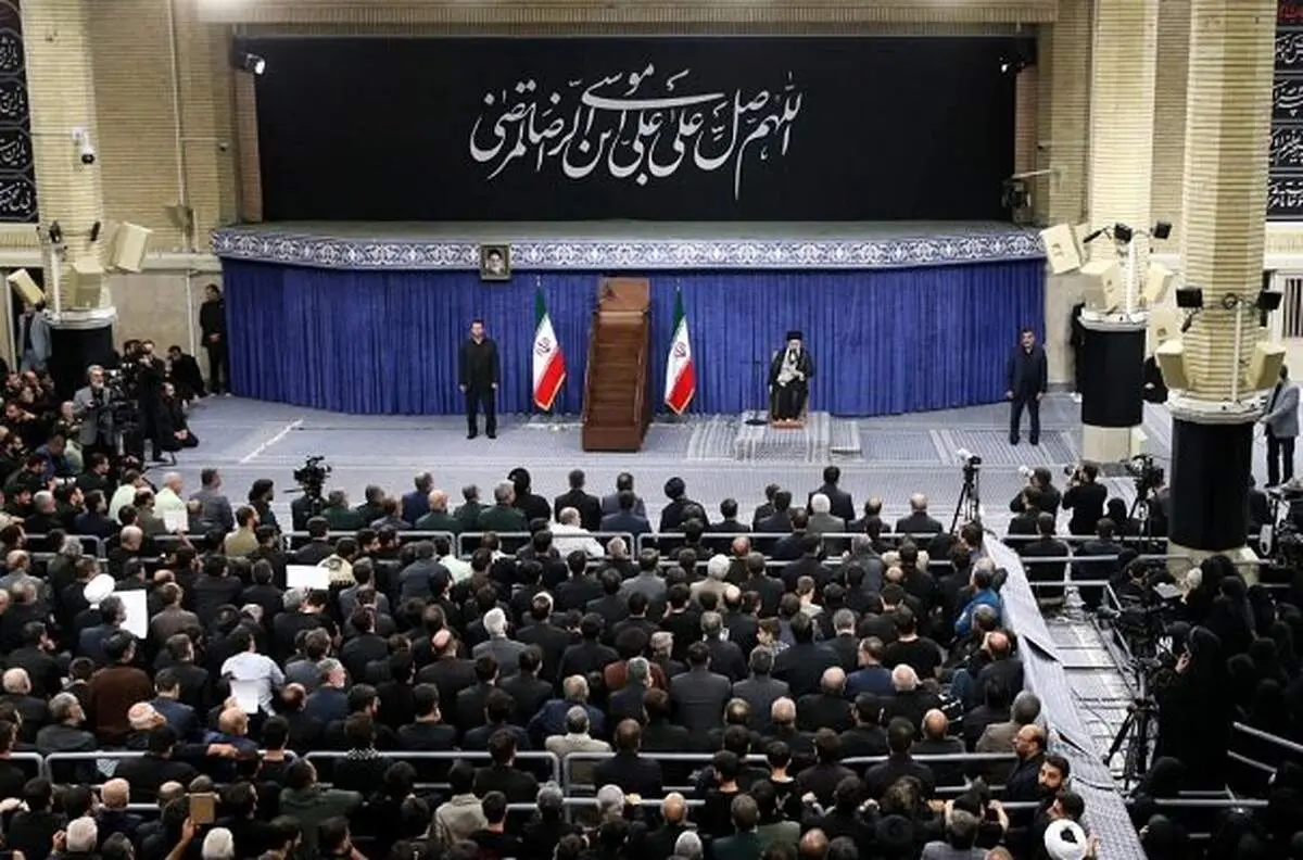 رهبر انقلاب: باید از خدمتگزاران کشور بویژه رئیس جمهور پرکار و پرتلاش حمایت شود

