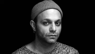 استایل شوکه کننده صابر ابر در آغوش طاووس