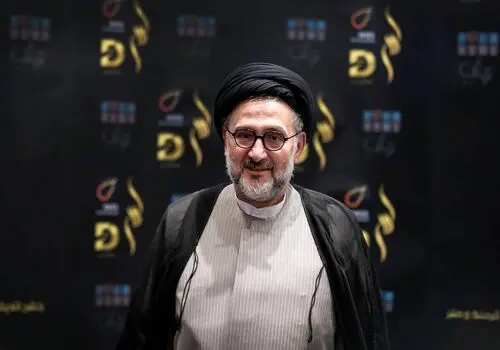اعتراض روزنامه همشهری به منتقدان پوستر یک دختر شل حجاب در سایت رهبری