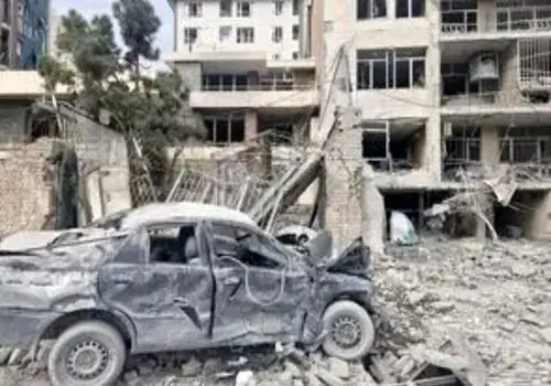 رفتار عجیب گزارشگر با زنی که خانه‌اش منفجر شد/ویدیو 