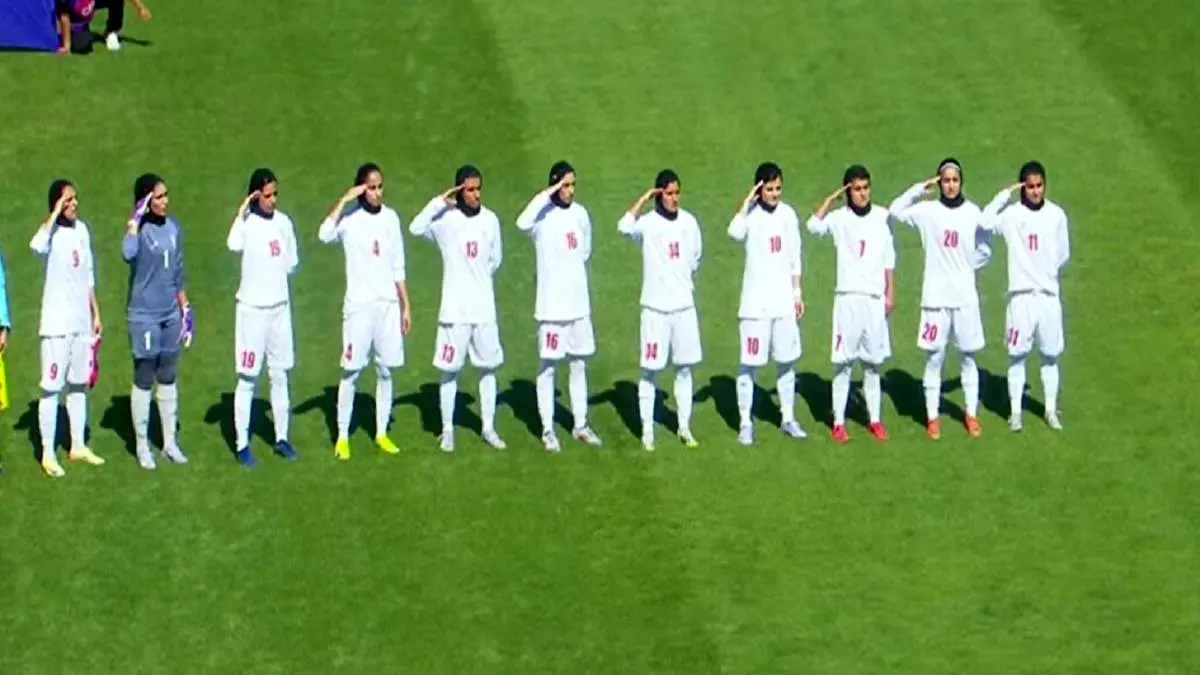 سلام نظامی بانوان فوتبالیست ایران پیش از شروع مسابقه + فیلم