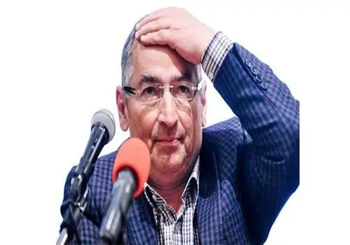 عکسی از صادق زیباکلام در پای صندوق رأی