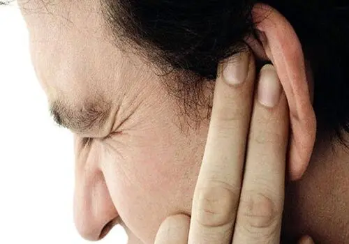 علل خطرناک وزوز گوش که باید آن را جدی بگیرید
