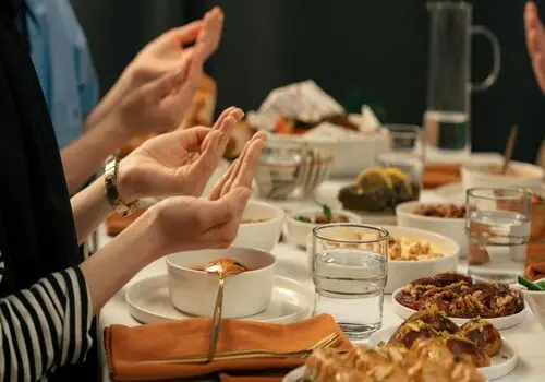 خوردن وعده «سحری» برای روزه داران لازم است
