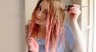 از بین بردن قرمزی مو‌ در خانه با جوش شیرین، سرکه و مواد طبیعی