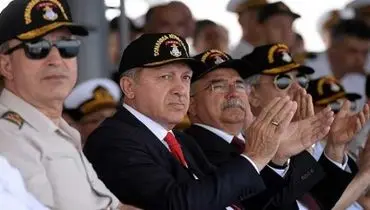 اردوغان با کلاه نظامی /عکس