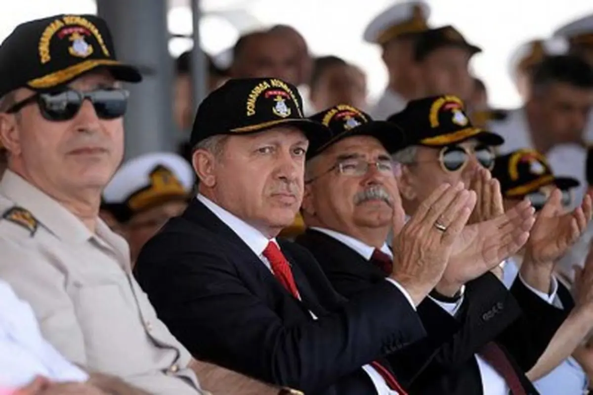 اردوغان با کلاه نظامی /عکس