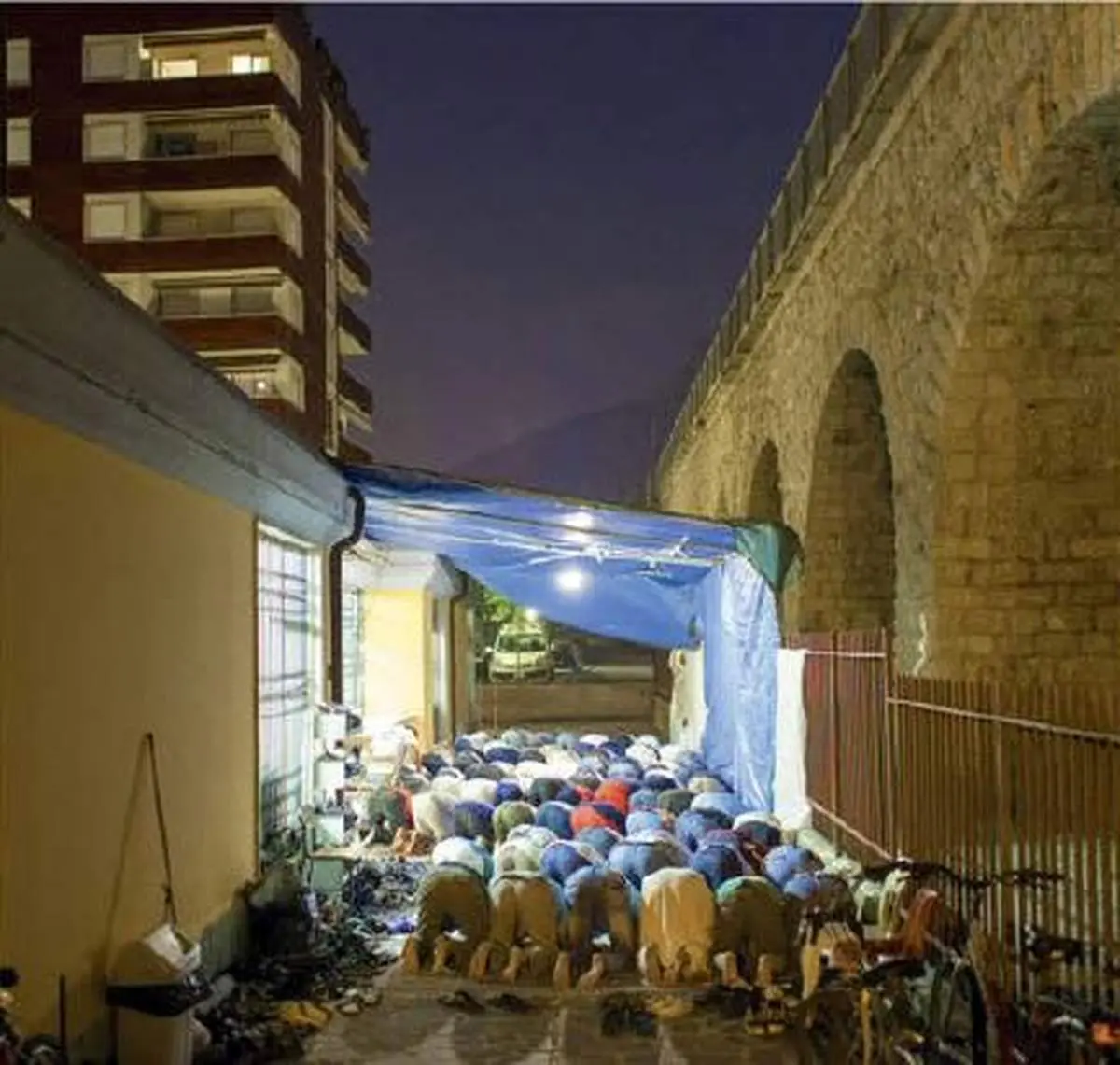نماز خواندن در کشوری که فقط 2 مسجد دارد +عکس