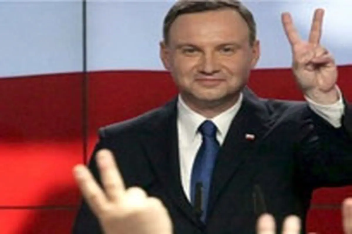رئیس جمهور جدید لهستان حزبش را ترک کرد