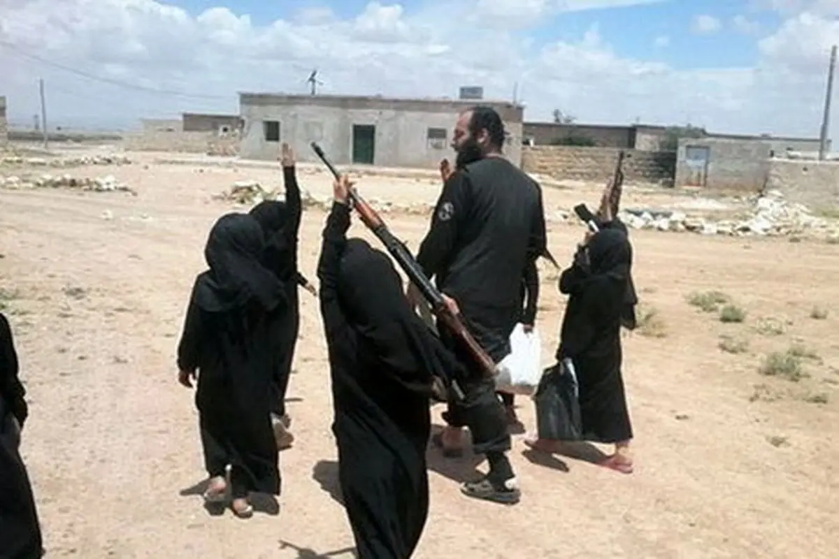 داعش برای ترور به دختران آموزش می دهد/ عکس