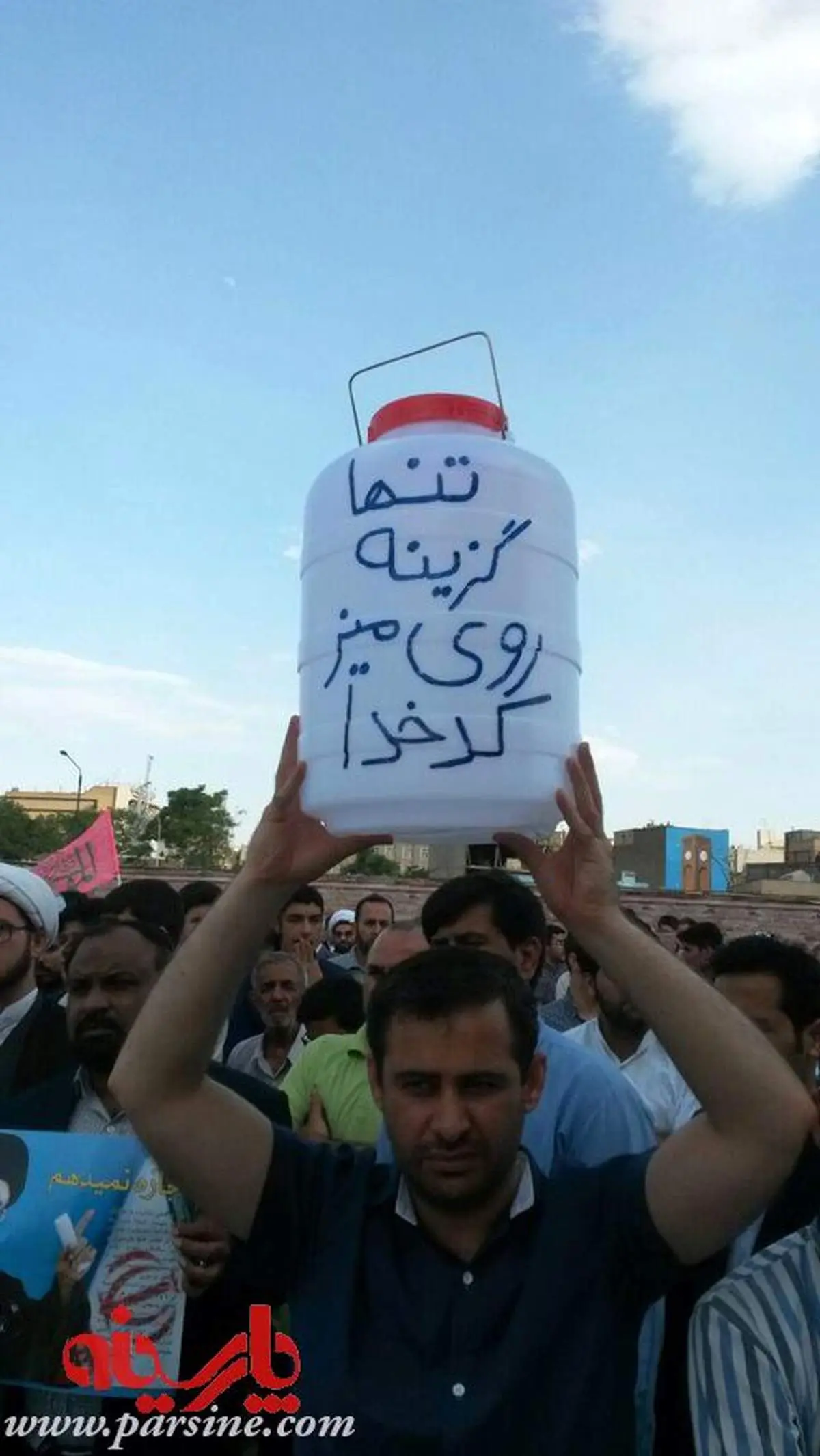 عکس:ابتکار یک دلواپس برای اعتراض به مذاکرات هسته ای!