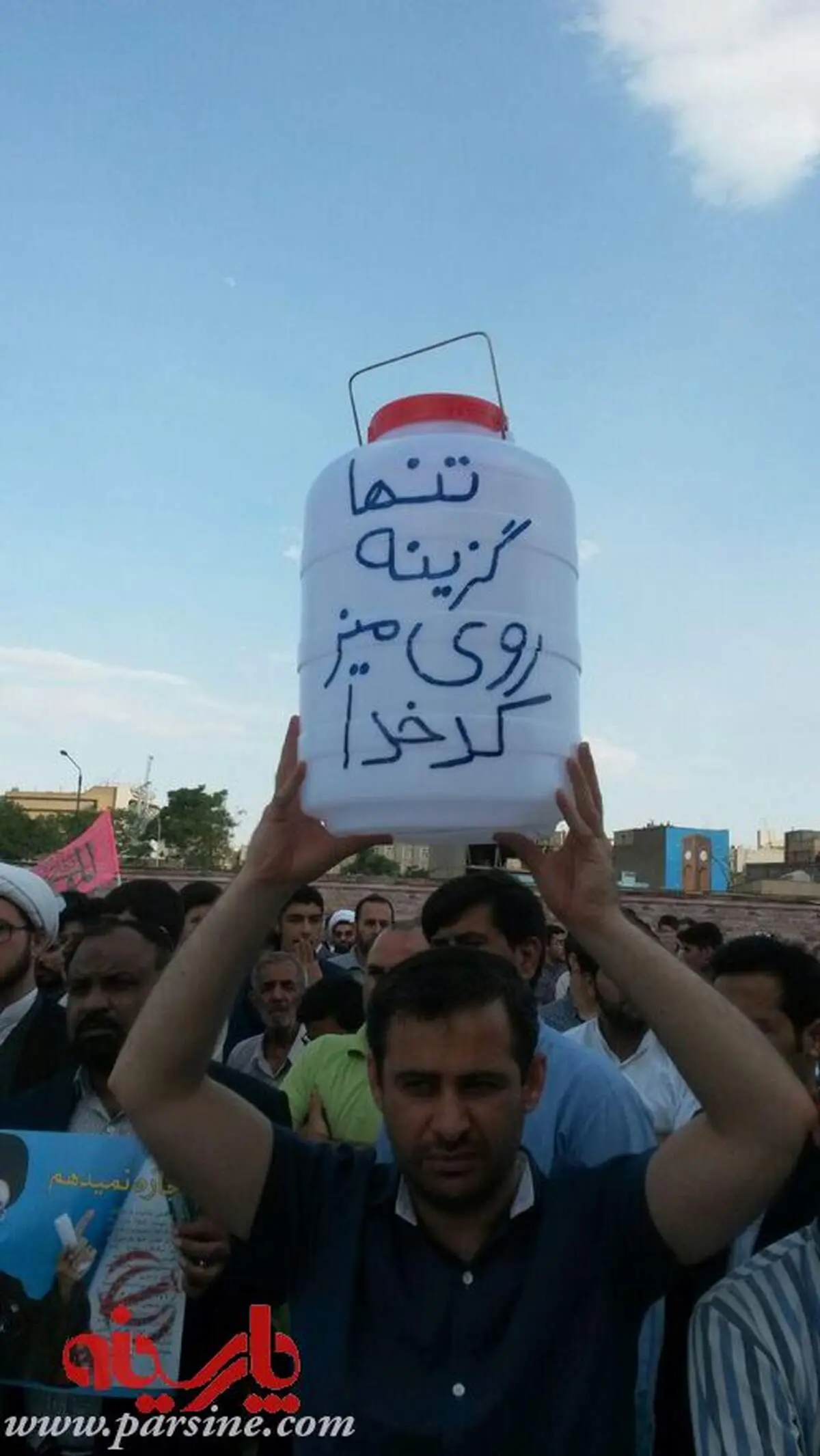 عکس:ابتکار یک دلواپس برای اعتراض به مذاکرات هسته ای!