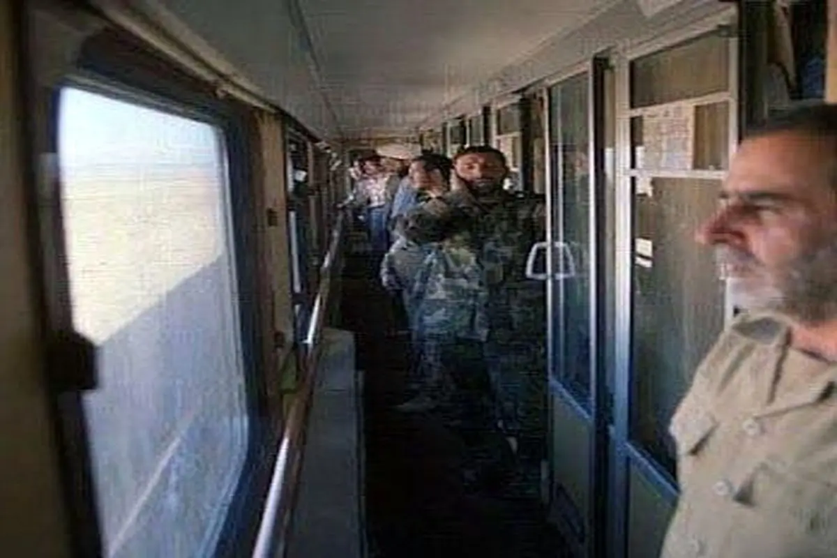 اذان گفتن شهید صیادشیرازی در قطار/عکس