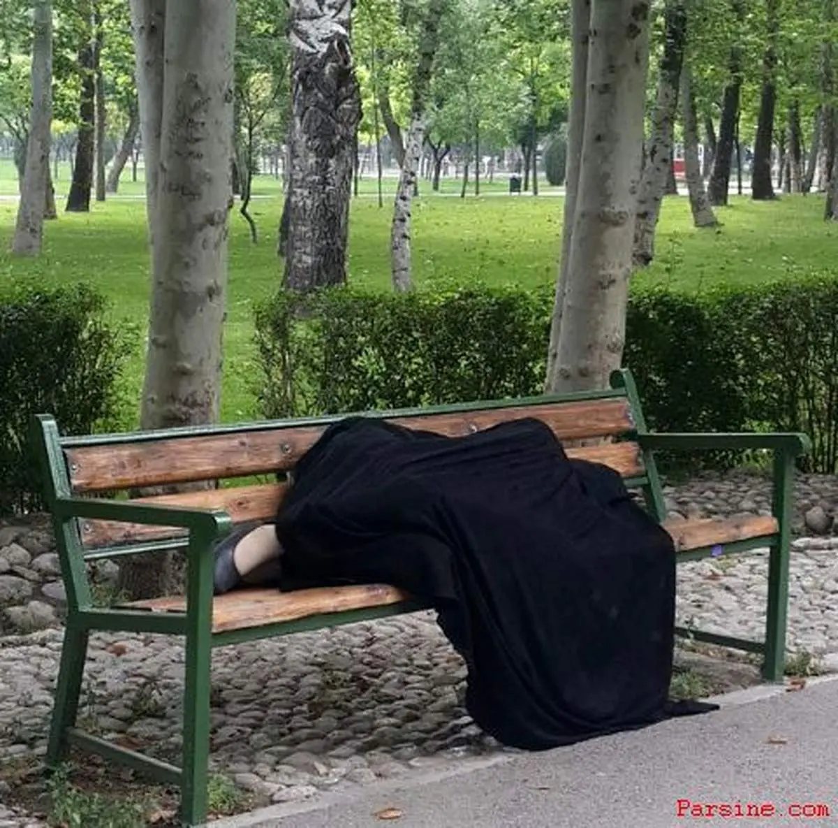 خواب زن پی پناه/پارک ملت مشهد