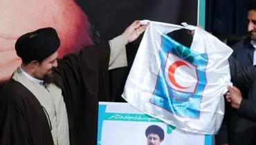 رونمایی حسن خمینی از کارت خودش/عکس