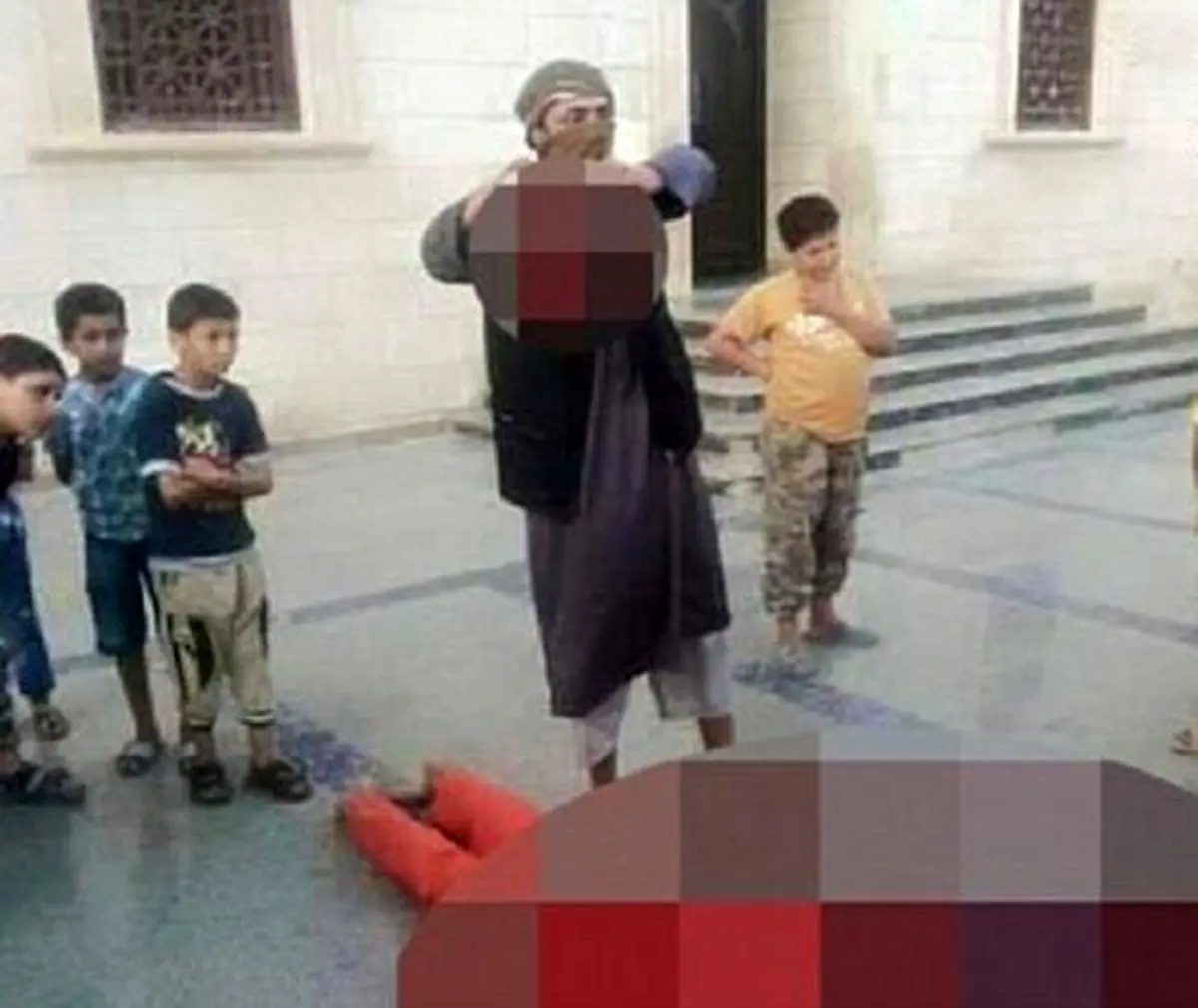 آموزش سربریدن به کودکان داعشی/عکس