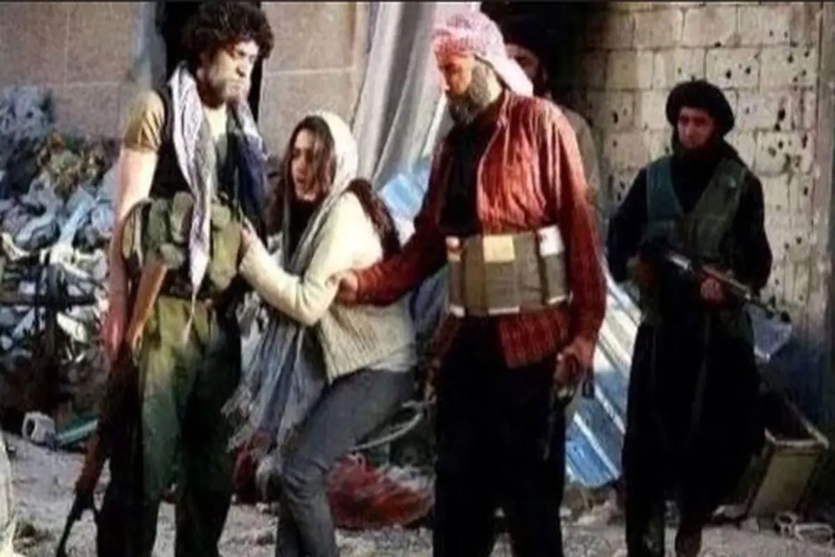 داعش در مزایده ای دختر برهنه را به یک پاکت سیگار فروخت/عکس