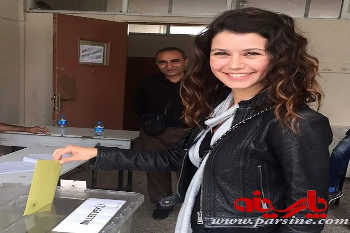 عکس:فاطما گل در حال انداختن رای/انتخابات ترکیه