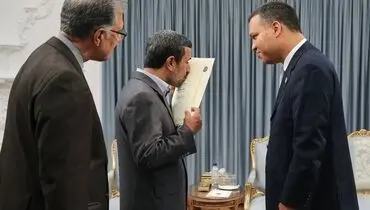 بوسه عجیب احمدی نژاد/عکس