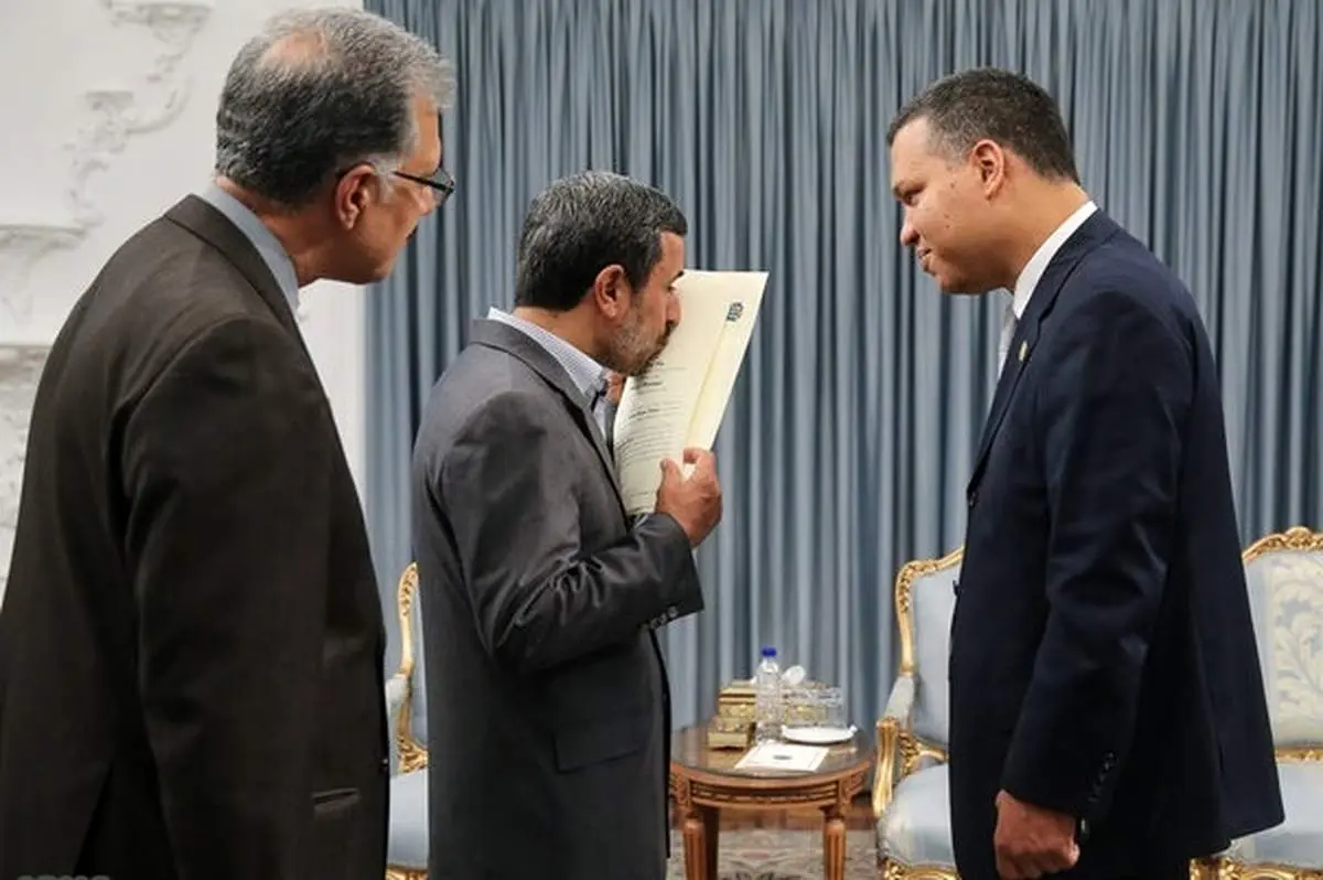 بوسه عجیب احمدی نژاد/عکس