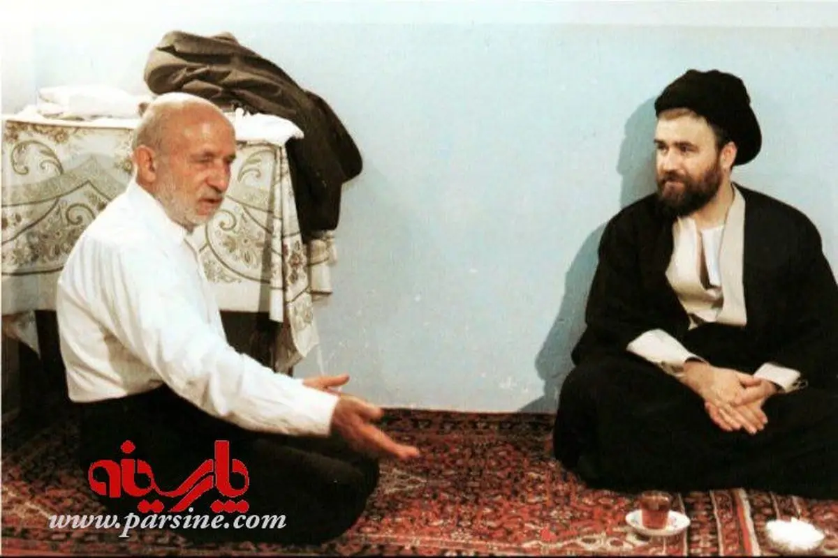 عکس:دیدار سیداحمد خمینی با پدر شهید چمران/1360