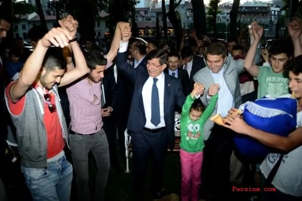 عکس:رقص نخست وزیر ترکیه بعد از افطار!