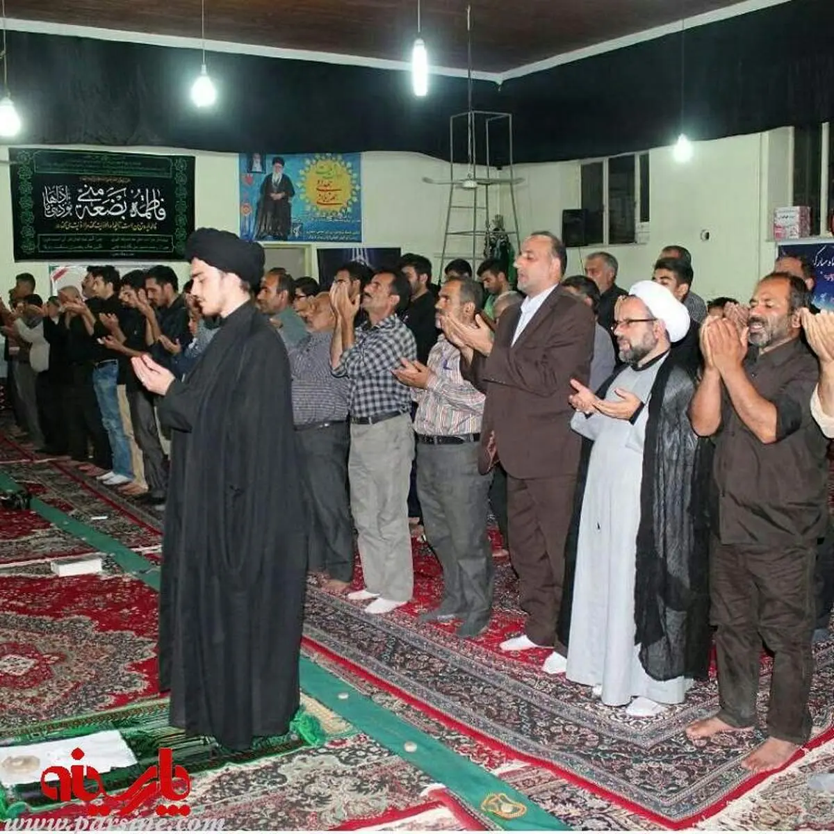 عکس:فرزند سیدحسن خمینی در قامت امام جماعت