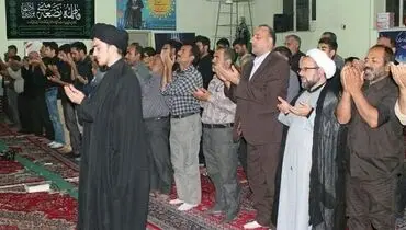 عکس:فرزند سیدحسن خمینی در قامت امام جماعت