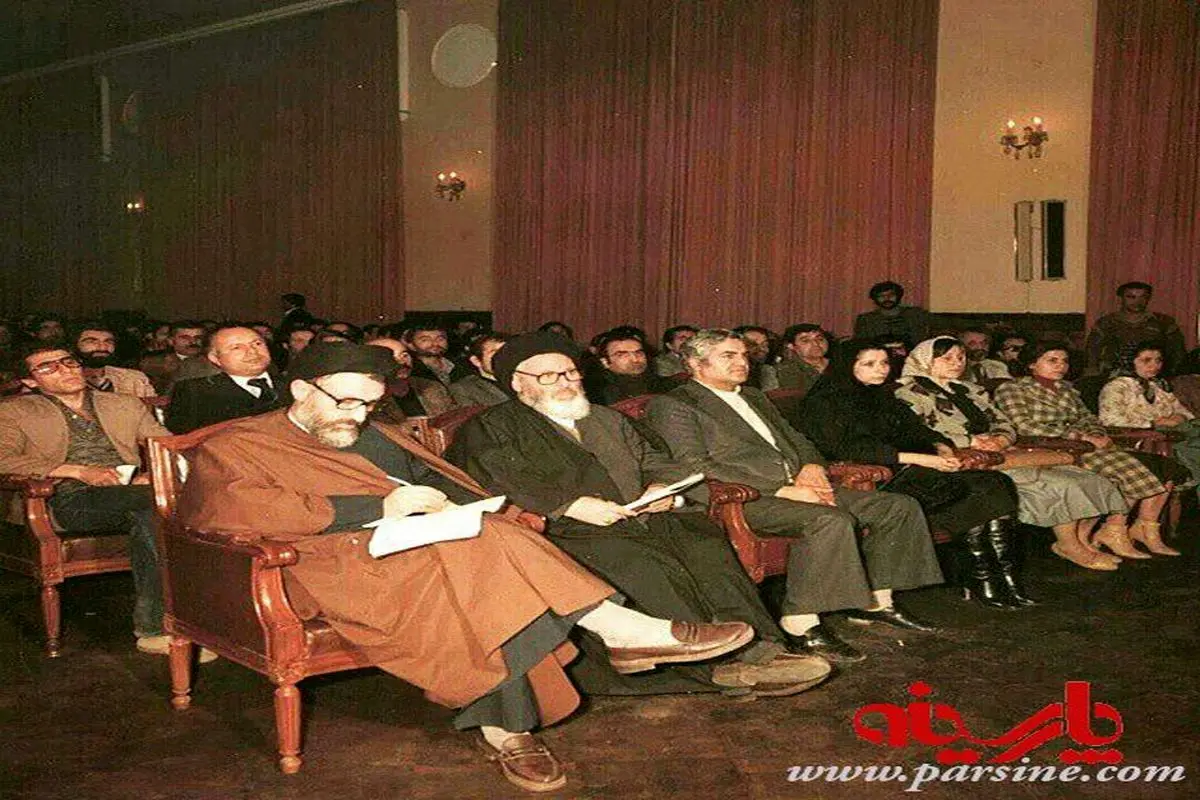 عکس:شهید بهشتی و جمعی از بانوان در کاخ دادگستری قبل از اجباری شدن حجاب