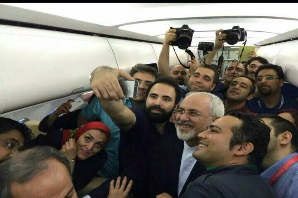 عکس سلفی خبرنگاران با ظریف در مسیر بازگشت به ایران