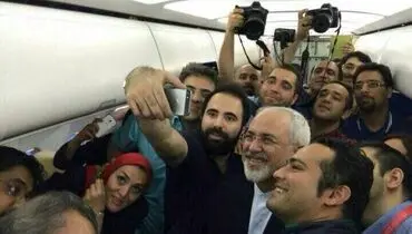 عکس سلفی خبرنگاران با ظریف در مسیر بازگشت به ایران