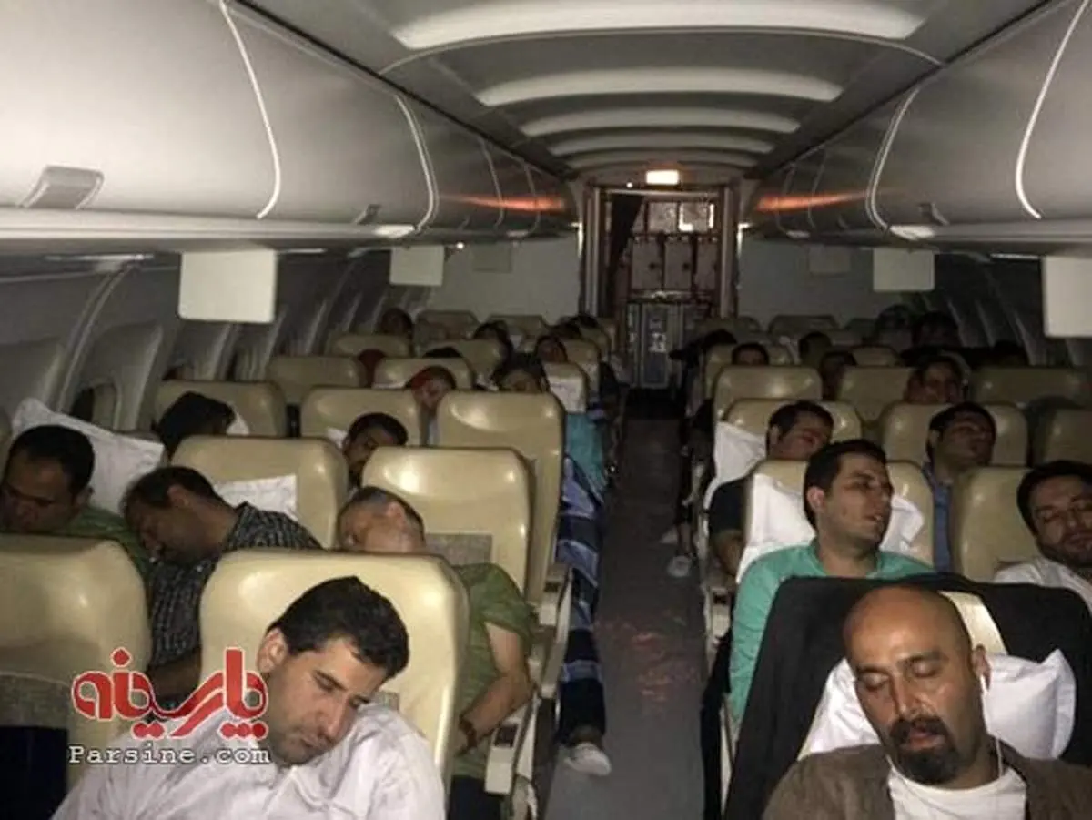 عکس: خبرنگاران خسته در حال برگشت از وین