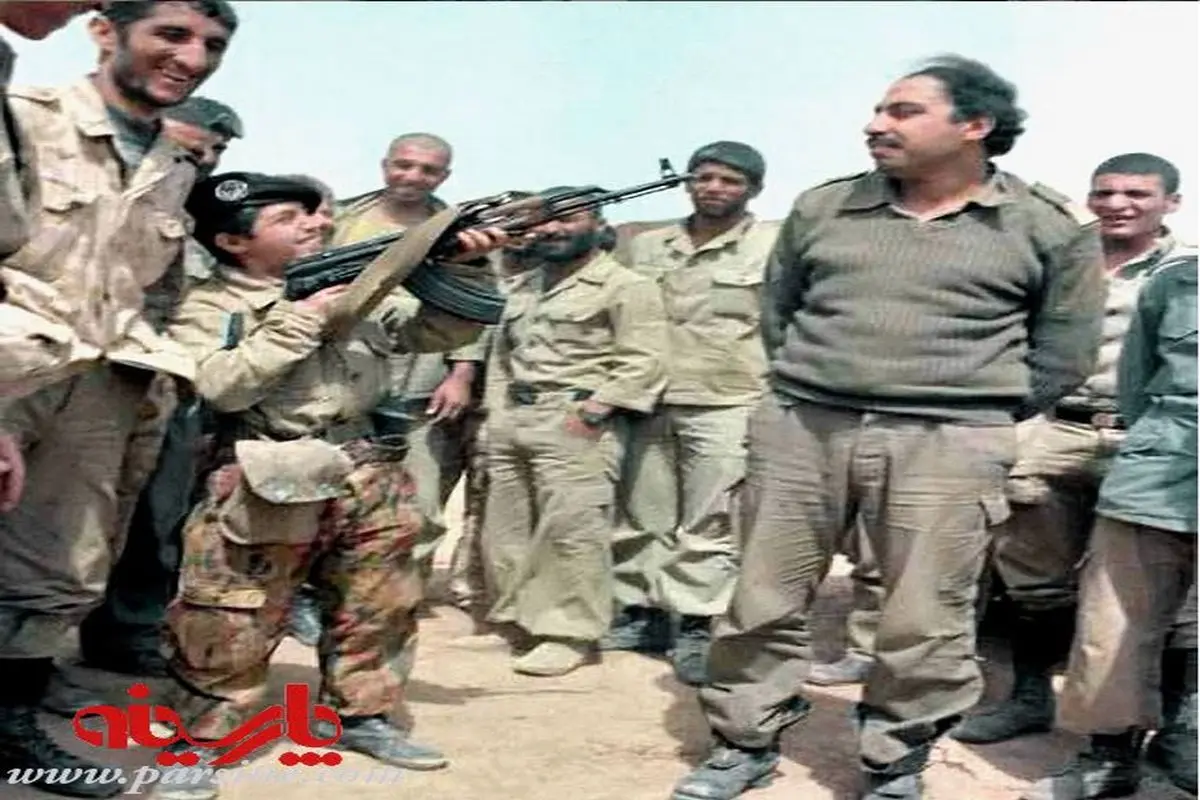 عکس:شوخی سرباز نوجوان ایرانی با اسیر عراقی!