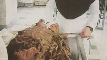عکس یادگاری دانشجویان پزشکی با جسد در سالن تشریح!