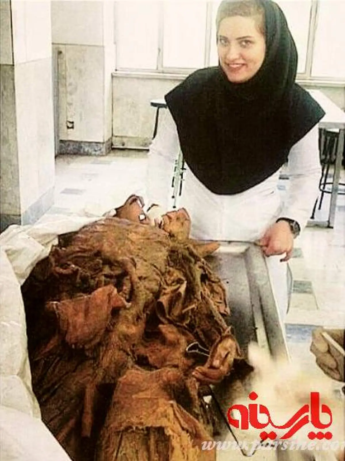 عکس یادگاری دانشجویان پزشکی با جسد در سالن تشریح!