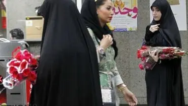 عکس: اهدای گل برای حجاب