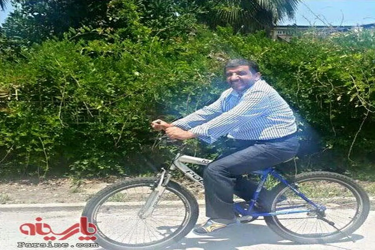عکس:عزت الله ضرغامی در حال دوچرخه سواری!