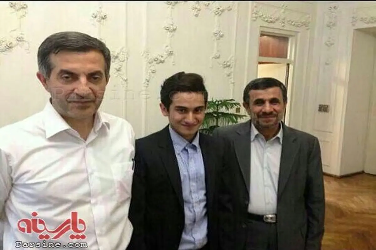 از عکس یادگاری با یقه بسته با احمدی نژاد تا عکس بالاتنه برهنه با برج ایفل!
