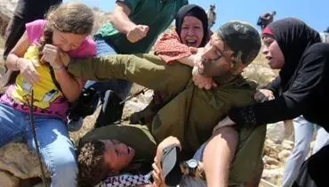 عکس: رفتار وحشیانه سرباز اسرائیلی