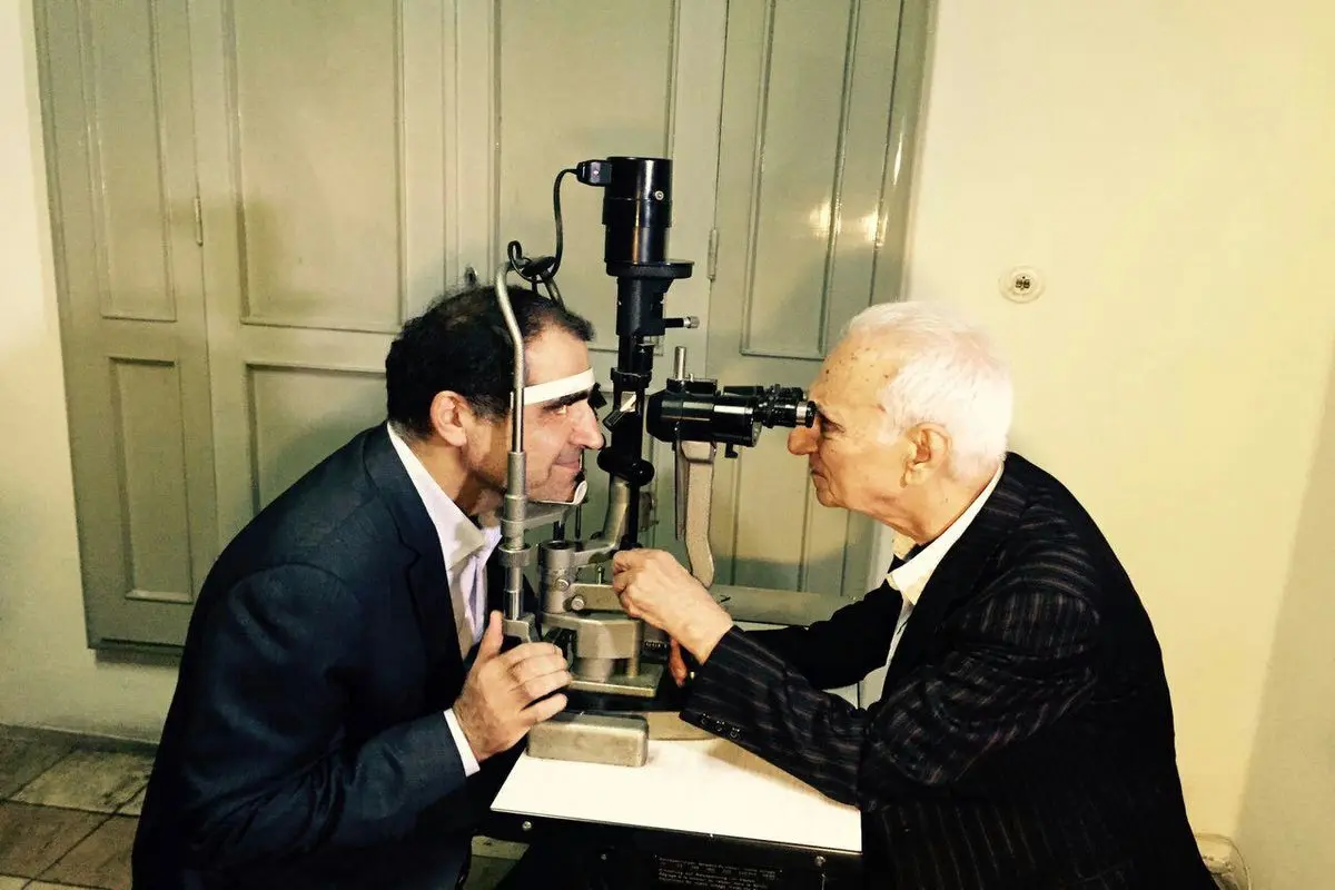 پزشکی که چشمان وزیر بهداشت را معاینه کرد+عکس
