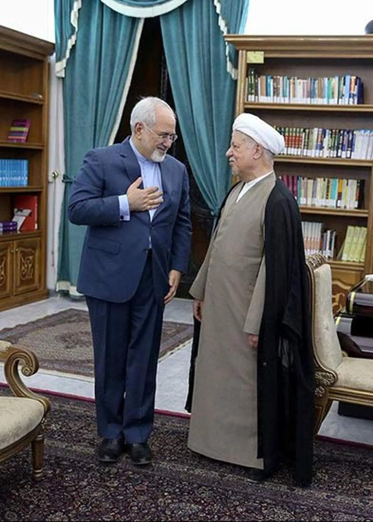 عکس: احترام ظریف به هاشمی رفسنجانی