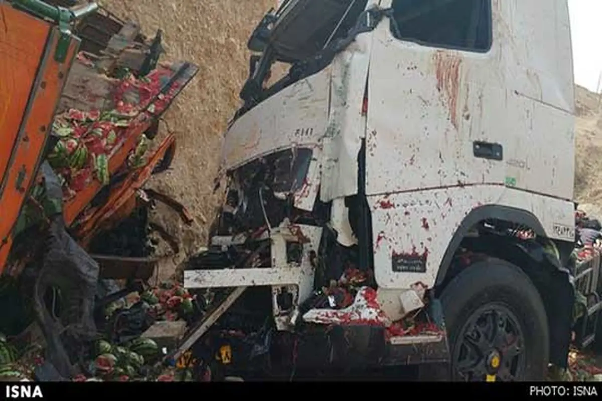 برخورد دو کامیون حامل هندوانه در جاده مهران + عکس