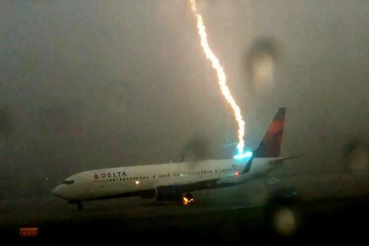 عکس:آتش گرفتن هواپیمای مسافربری در حین پرواز