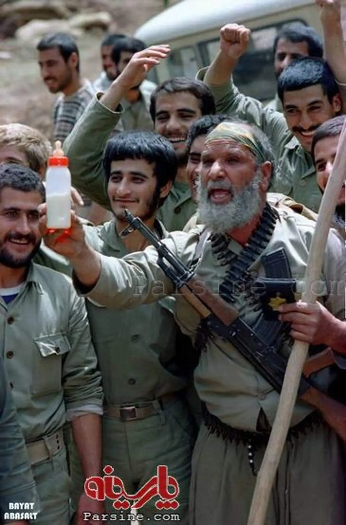 عکس:وقتی حاج بخشی به صدام "شیشه شیر" نشان می دهد!