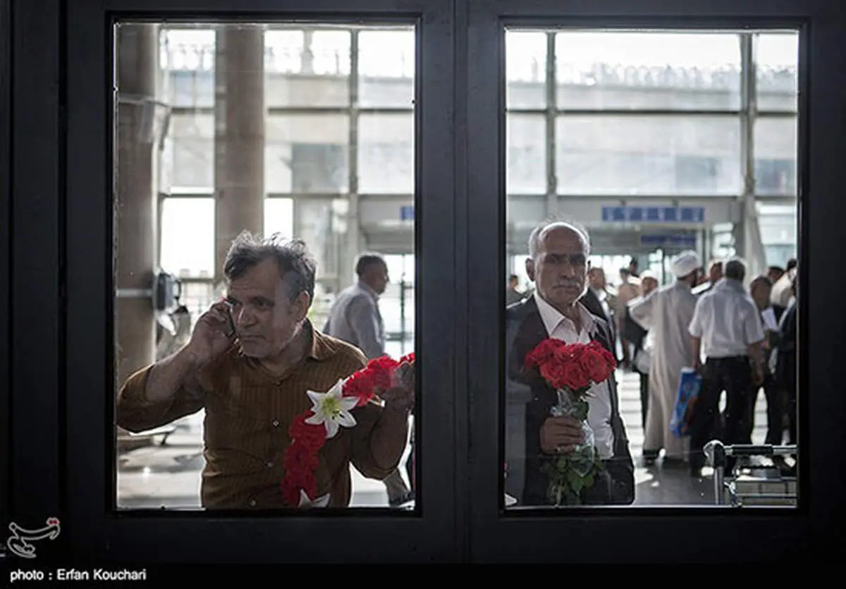 عکس: خانوادهها، چشم به راه حجاج